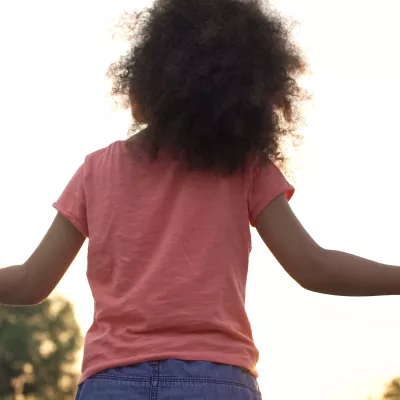 Ouders hand in hand met kind
