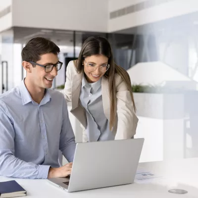 Man en vrouw bespreken auteursrecht