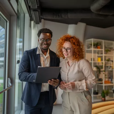 Twee collega's in overleg