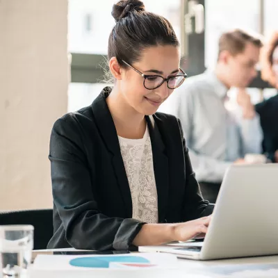 Vrouw typend achter laptop