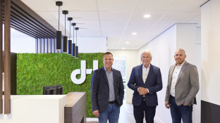 De oud-eigenaar en huidige eigenaren van Den Hollander Bouwadvies en Ontwerp
