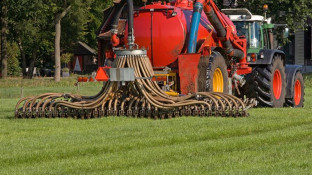 Mestwagen op weiland