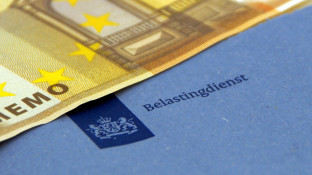 Envelop Belastingdienst en vijftig euro biljet