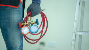 Installateur aan het werk