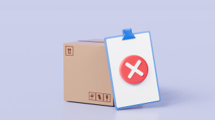 Kartonnen doos en klembord met checklist voor mislukte productbestelling