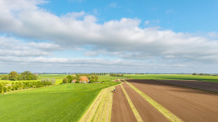 Agrarisch landschap Nederland met tractor