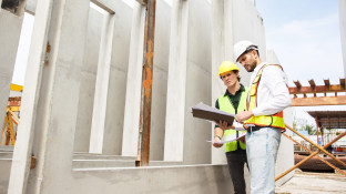 Uit een uitvoerder en ingenieur in overleg op de bouwplaats