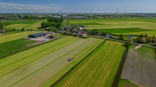 Stal met landschap van weiland eromheen
