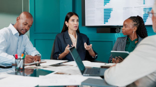 Vrouw geeft uitleg tijdens meeting