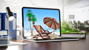 Laptop met vakantie afbeelding op het strand