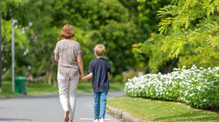 Moeder en zoon wandelen hand in hand