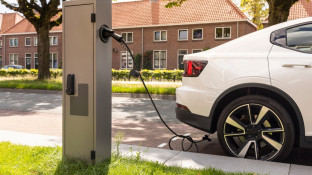 Elekrische auto laden aan de straat