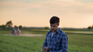 Boer op het veld checkt zijn tablet