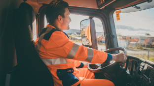 Chauffeur in vrachtwagencabine