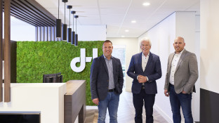 De oud-eigenaar en huidige eigenaren van Den Hollander Bouwadvies en Ontwerp