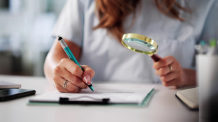 Document met een vergrootglas analyseren