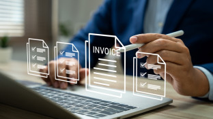 Man achter laptop digitalisering facturen
