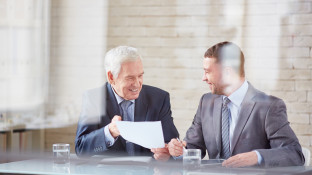 Twee mannen in gesprek over schenken