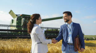 Handen schudden op agrarische grond