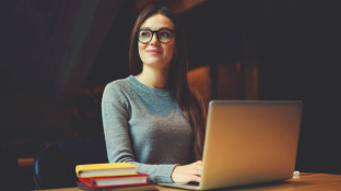 Oproepkracht aan het werk achter laptop 