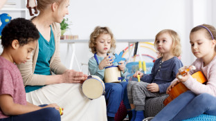 Kinderen maken muziek bij de kinderopvang