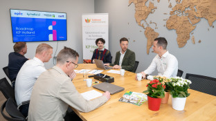 Medewerkers KP Holland en Epiic aan vergadertafel