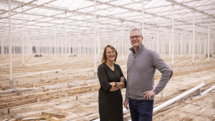 Andre Schoenmakers en zijn vrouw in kas van Kwekerij Aandevaart