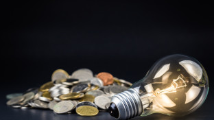 Led-lamp liggend tussen munten