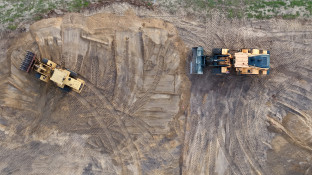 Luchtfoto van een ontwikkelterrein met bouwmachines