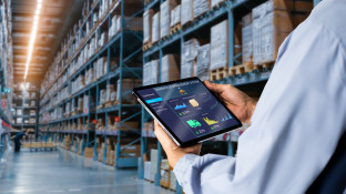 Magazijnmedewerker met tablet met Warehouse Management System
