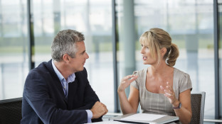 Ondernemer en adviseur in gesprek over bedrijfsovername