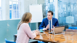 Man en vrouw in gesprek over wijzigingen in het pensioen