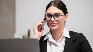 Medewerker aan de telefoon