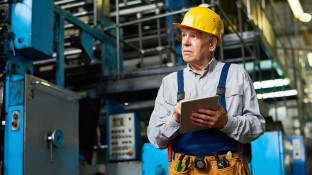 Oudere medewerker in magazijn