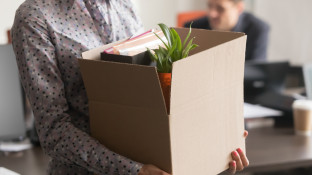 Medewerker uit dienst neemt zijn spullen mee