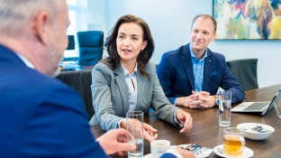 Mensen in gesprek over medewerkersparticipatie
