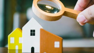 Met een vergrootglas kijken naar huismodellen