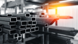 Metalen buizen in fabriek