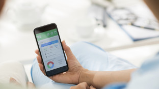 Ondernemer met telefoon om Whatsapp bericht te sturen