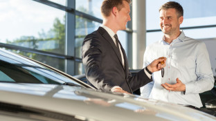 Overhandiging van sleutels nieuwe auto van de zaak