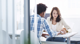 Personeelsadviseur in gesprek met sollicitant