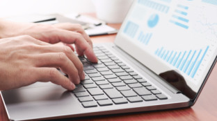 Persoon werkt op laptop