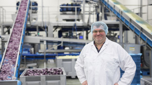 Albert Linders in bedrijfshal van Peter CV