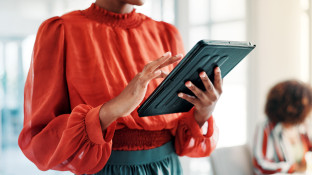 Vrouw scrollend op ipad