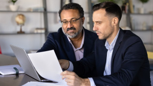 Collega's beoordelen samen contract