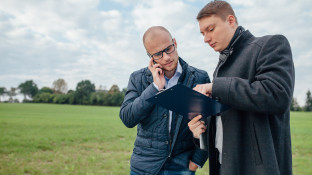 Twee mannen bekijken de administratie