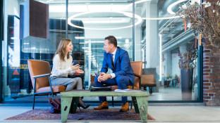 Twee mensen in gesprek over dividenduitkering