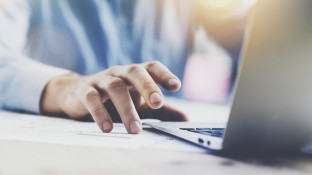 Een werknemer bekijkt zijn loonstrook op de computer