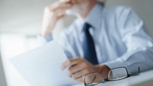 Ondernemer aan het nadenken over slapende dienstverbanden en AOW-gerechtigde leeftijd van werknemer
