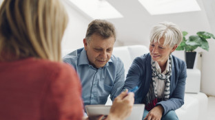 Adviseur in gesprek over winstafhankelijke geldlening